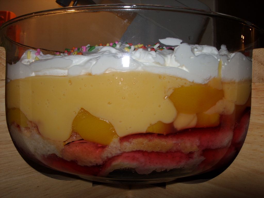 Travessa de doce em camadas de creme, fruta e massa