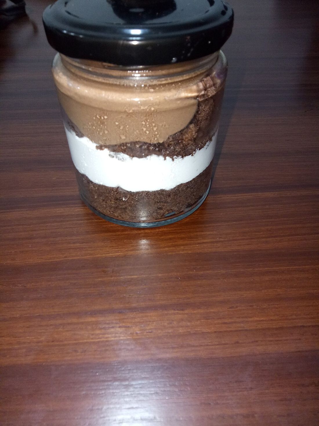 Bolo de pote de chocolate em camadas, num pote com tampa