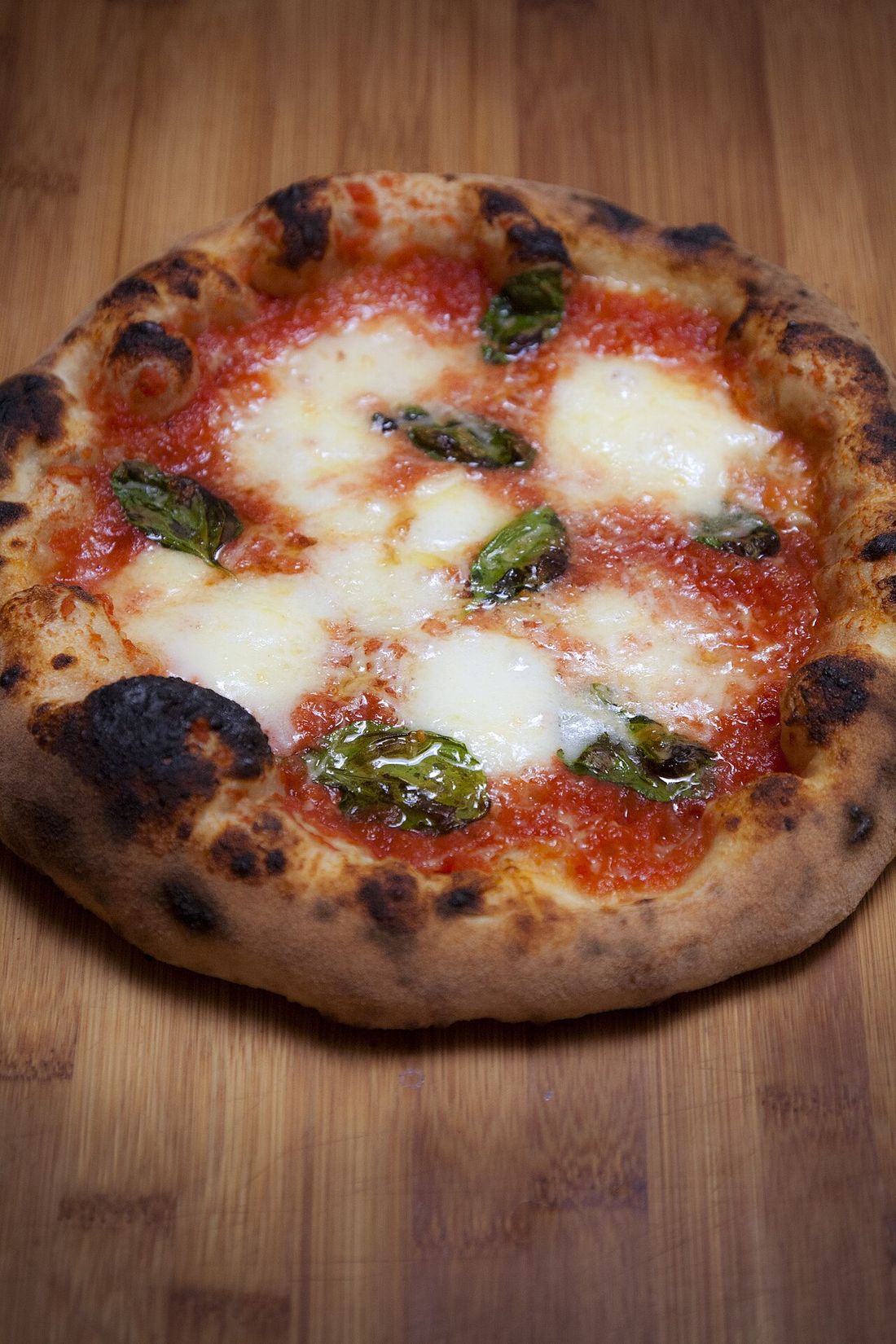 Pizza napolitana com muçarela e manjericão vista de cima