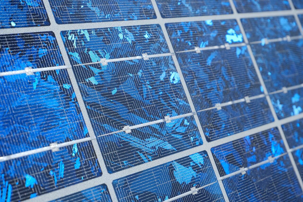 Close das células azuis de uma placa solar
