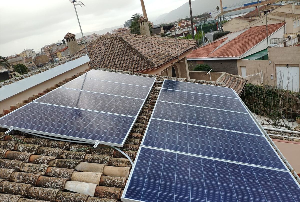 Placas solares instaladas sobre telhado de telhas de barro